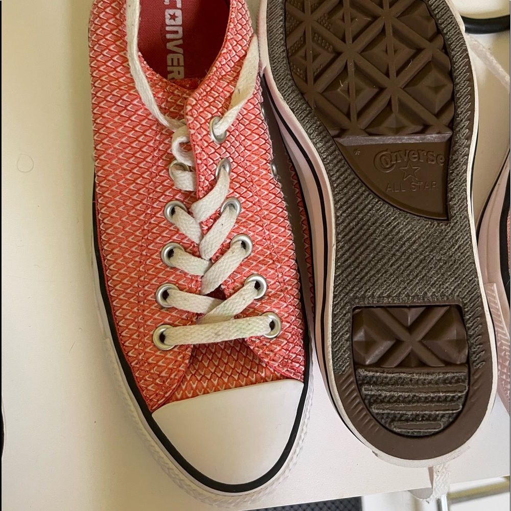 Pink Converse size 7.5